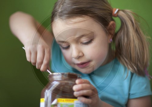 Maedchen isst Nutella | Girl eating Nutella