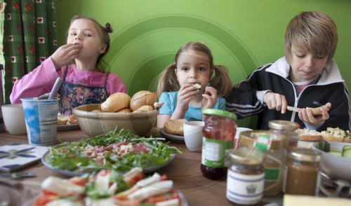 Kinder beim Fruehstueck | Children at breakfast