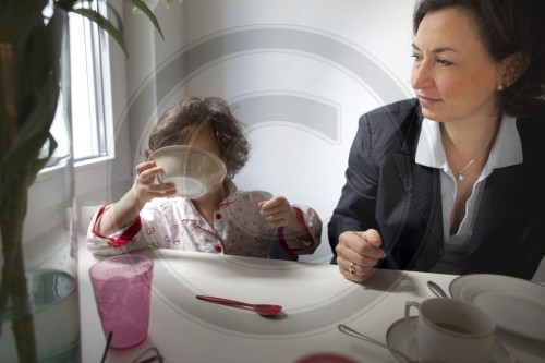 Berufstaetige Mutter fruehstueckt mit ihrem Kind | Working Mother having breakfast with her child