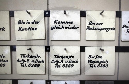 Mitteilungsbrett bei der BVG |  Notice board at the BVG