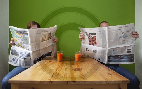 Paar liest Zeitung | Couple reading newspaper