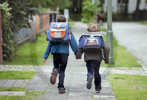 Schulkinder auf dem Heimweg | Schoolchildren on the way home
