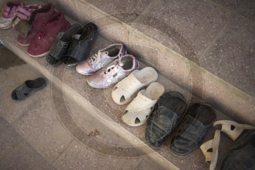 Schuhe in einem Waisenhaus | Shoes in an orphanage