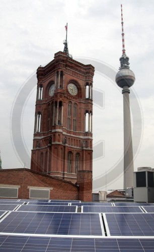 Photovoltaikanlage vor berliner Fernsehturm und Rathausturm