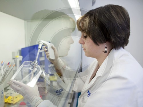 Laborantin im Chemielabor | Female laboratory technician in a chemistry lab