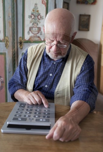 Rentner mit Taschenrechner