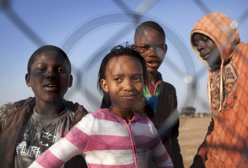 Zaungaeste im Township | Onlookers in a Township