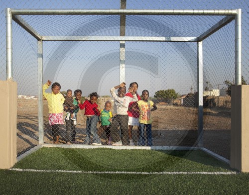 Zaungaeste im Township | Onlookers in a Township