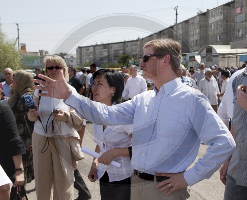 WESTERWELLE besucht zerstoertes kirgisisches Wohnviertel