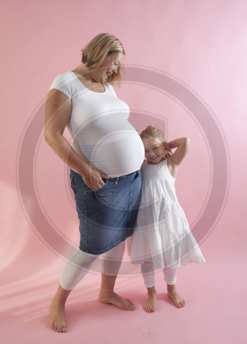 Schwangere Frau mit ihrer Tochter