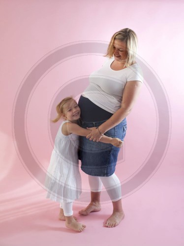 Schwangere Frau mit ihrer Tochter