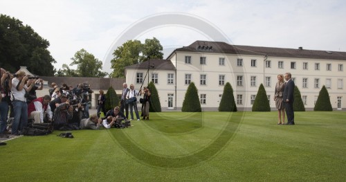 Ehepaar Wulff vor dem Schloss Bellevue