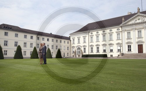 Ehepaar Wulff vor dem Schloss Bellevue