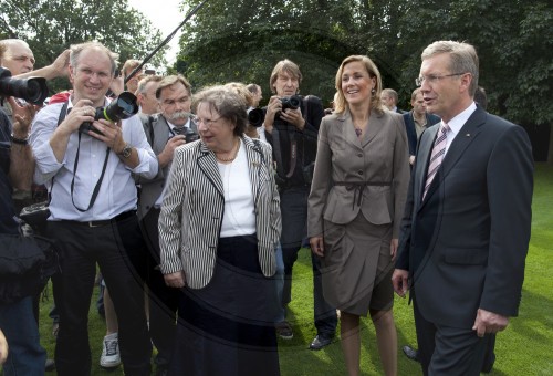 Ehepaar Wulff vor dem Schloss Bellevue