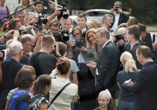 Ehepaar Wulff vor dem Schloss Bellevue