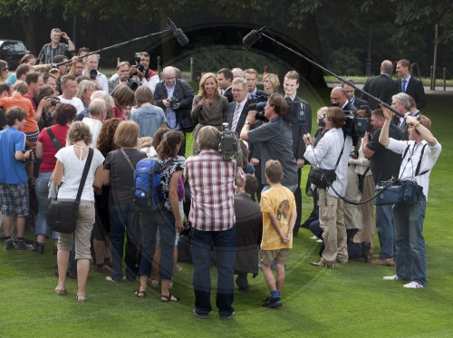 Ehepaar Wulff vor dem Schloss Bellevue