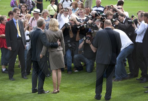 Ehepaar Wulff vor dem Schloss Bellevue