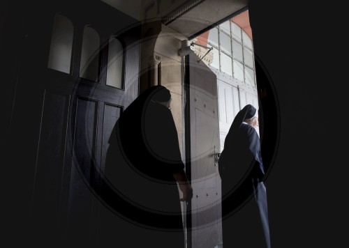 Nonnen kehren der Kirche den Ruecken | Nuns turning their backs to the church