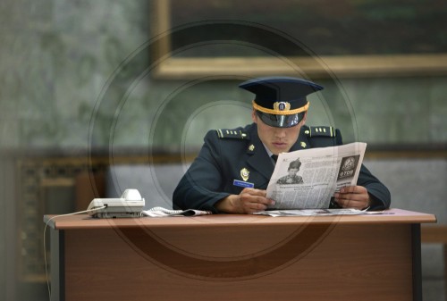 Wachmann im Parlament|Security guard in the Parliament