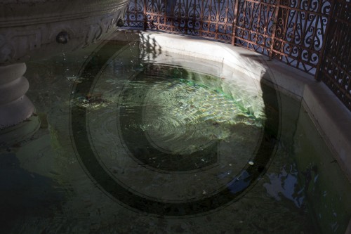 Wasserbecken in einer Moschee | Water basin in a mosque