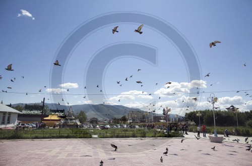 Platz vor einem tibetischen Kloster in Ulan Bator|Square in front of a Tibetan monastery in Ulan Bator