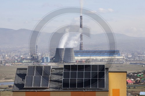 Solaranlage und Kohlekraftwerk|Solar power plant and coal power plant