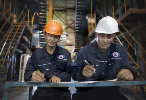 Arbeiter im Heizkraftwerk in der Mongolei|Workers in a thermal power station in Mongolia