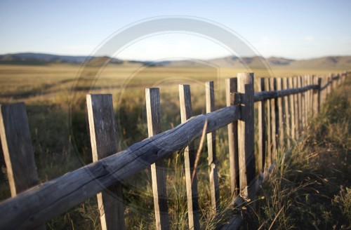 Zaun und weite Landschaft|Fence and wide landscape