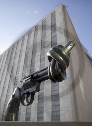 Pistole vor der Zentrale der VN