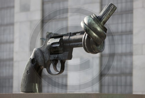 Pistole vor der Zentrale der VN