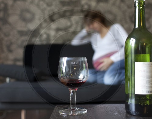 Schwangere Frau mit Alkoholproblem