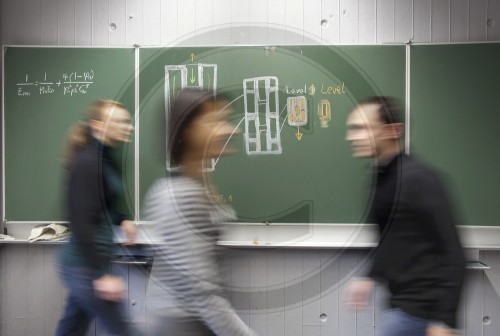 Studenten vor einem Tafelbild |Students in front of a blackboard