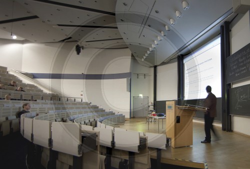 Vorlesung vor leerem Hoersaal|Lecture in an empty lecture hall