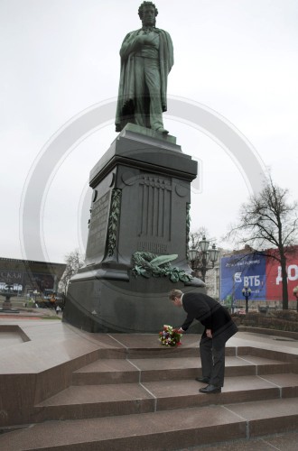 Westerwelle am Puschkin Denkmal