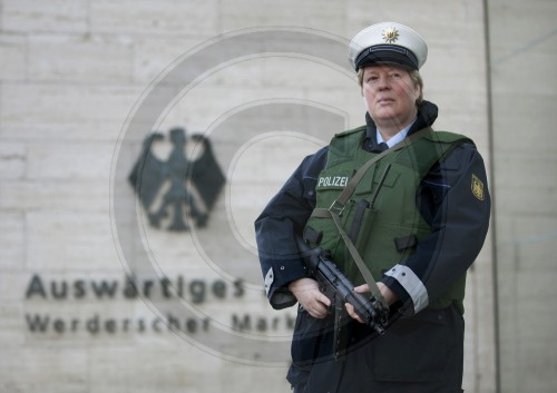 Bundespolizisten mit Maschinenpistole