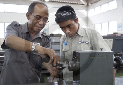 Schueler der Polman Vocational School, Politeknik Manufaktur Bandung in Indonesien