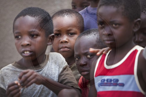 Afrikanischen kindern wasserbauch Kinder sammeln