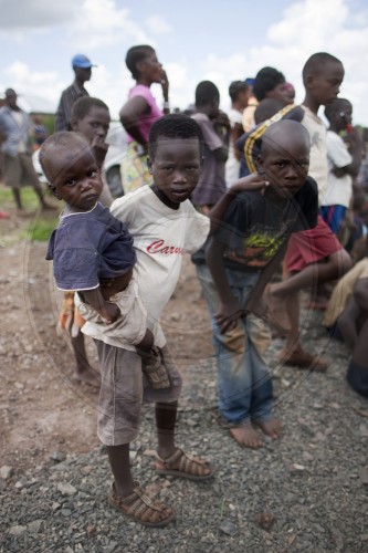 Wasserbauch afrikanischen kindern