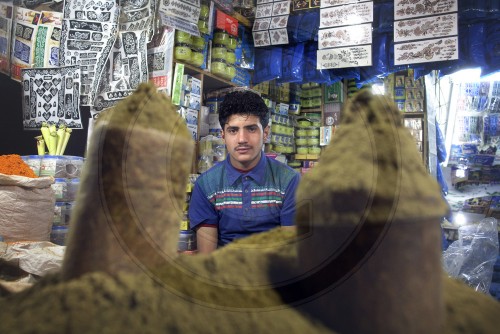 Gewuerz- und Rosinenverkaeufer in Sanaa | Spices and raisins sellers in Sanaa
