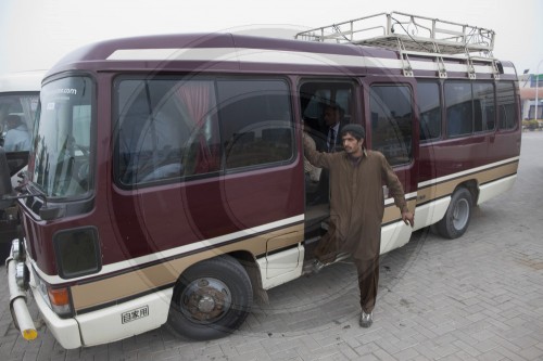 WESTERWELLE faehrt mit dem Bus durch Pakistan