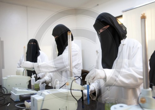 Laborantin im Klaerwerk im Jemen | Laboratory assistant in sewage treatment plant in Yemen