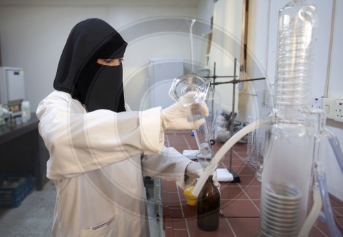 Laborantin im Klaerwerk im Jemen | Laboratory assistant in sewage treatment plant in Yemen