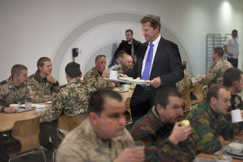 WESTERWELLE beim Mittagessen mit Soldaten