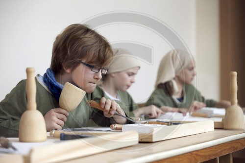 Schuelerin bei Steinmetzarbeiten | Schoolgirl doing stone carvings