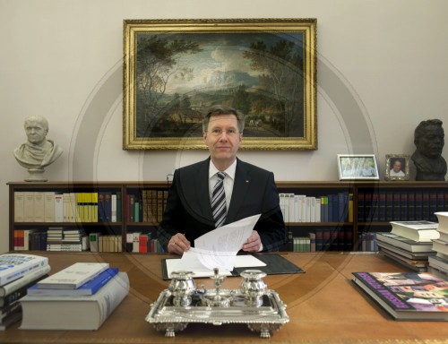 Wulff an seinem Schreibtisch | Wulff at his office desk