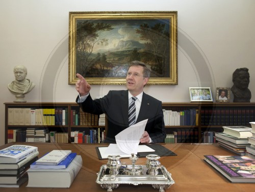 Wulff an seinem Schreibtisch | Wulff at his office desk