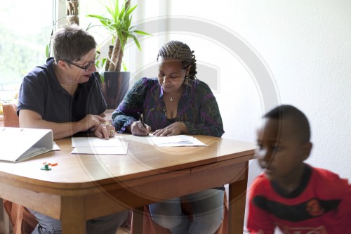 A voluntary worker of Familienkreis e.V. association in Bonn supporting a woman seeking asylum at the authorities. Bonn, Germany. 08.05.2011. MODEL RELEASE available.