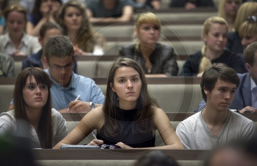 Studenten an der Universitaet in Kaliningrad | Students at the University of Kaliningrad