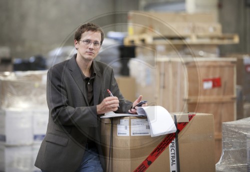 Icon image young entrepreneurs - storage space, shipping hub at a transport company in Berlin, Germany. 08.06.2011. MODEL RELEASE available.