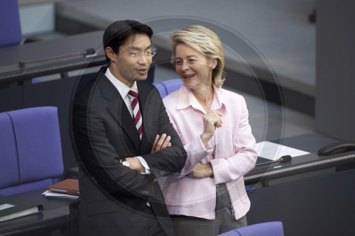 Philipp ROESLER, FDP, Federal Economics Minister and Vice Chancellor, and Ursula VON DER LEYEN, CDU, Federal Minister of Labour, in the Bundestag. Berlin, 10.06.2011.